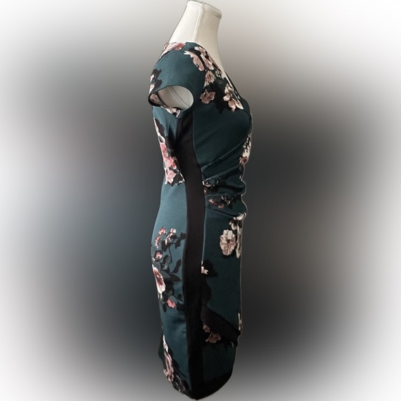 Almost Famous Women's Emerald Green Floral Print Wrap Dress, Size M - Picture 2 of 4